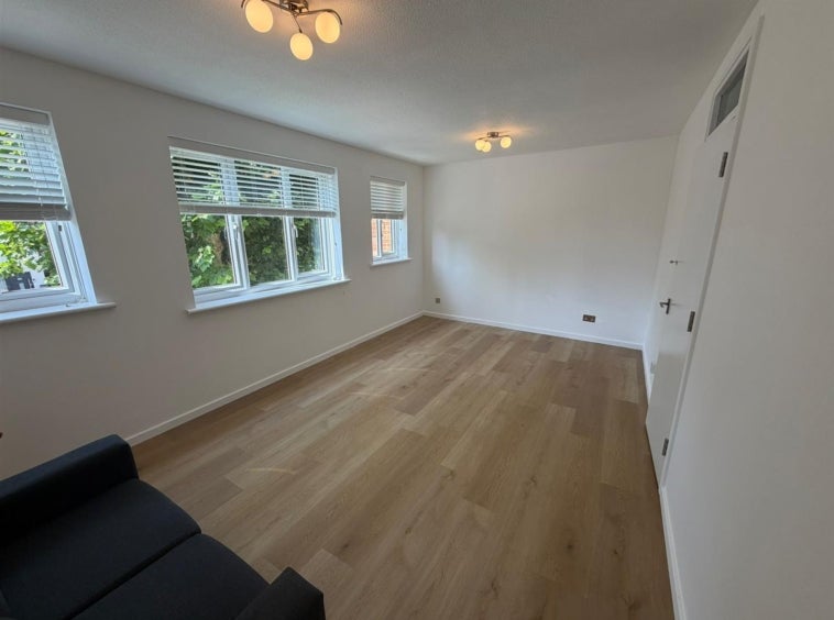 Flat Melrose Avenue in London
