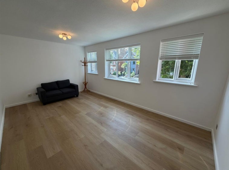 Flat Melrose Avenue in London