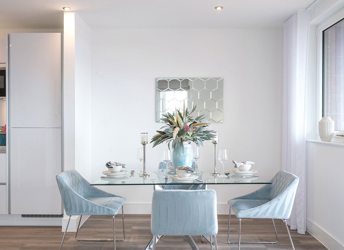 Flat Healum Avenue in Greater London