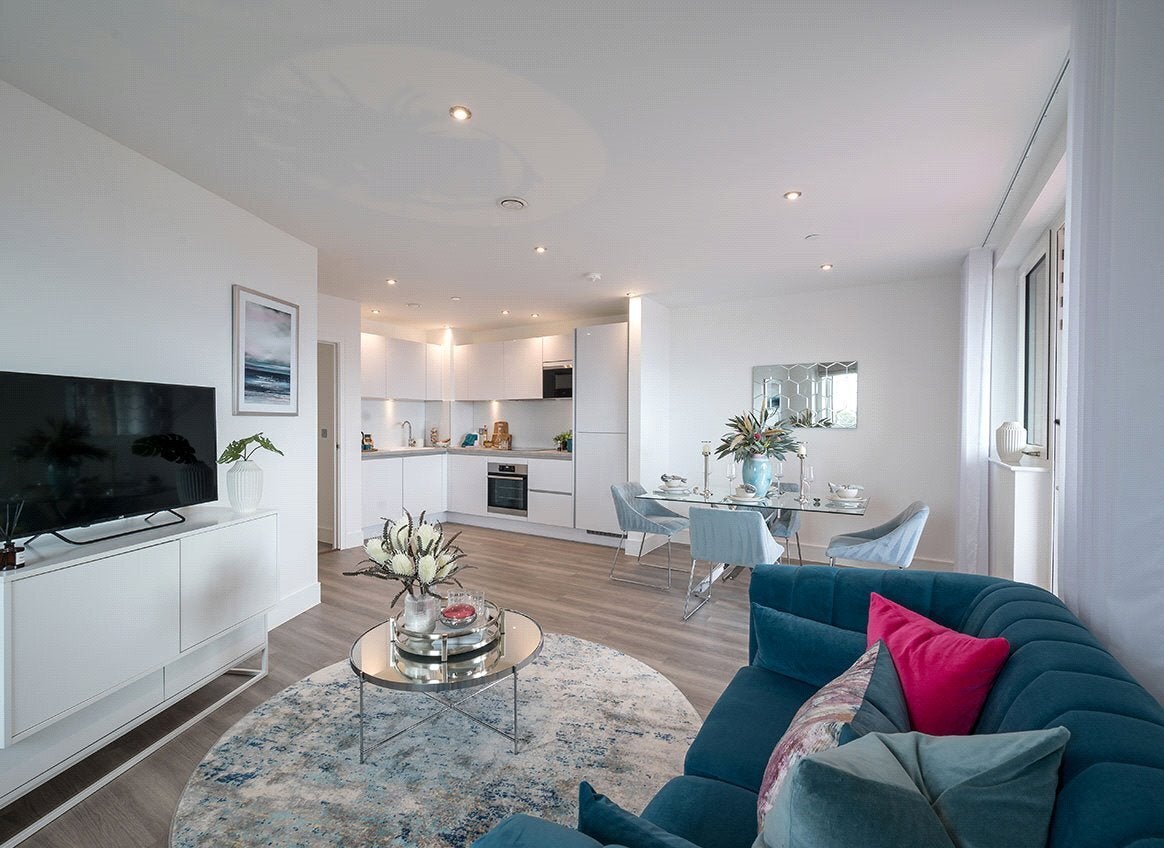Flat Healum Avenue in Greater London