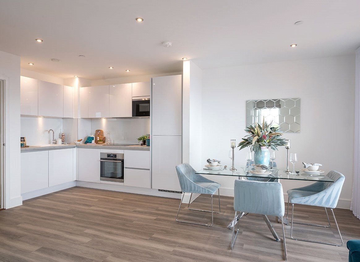 Flat Healum Avenue in Greater London