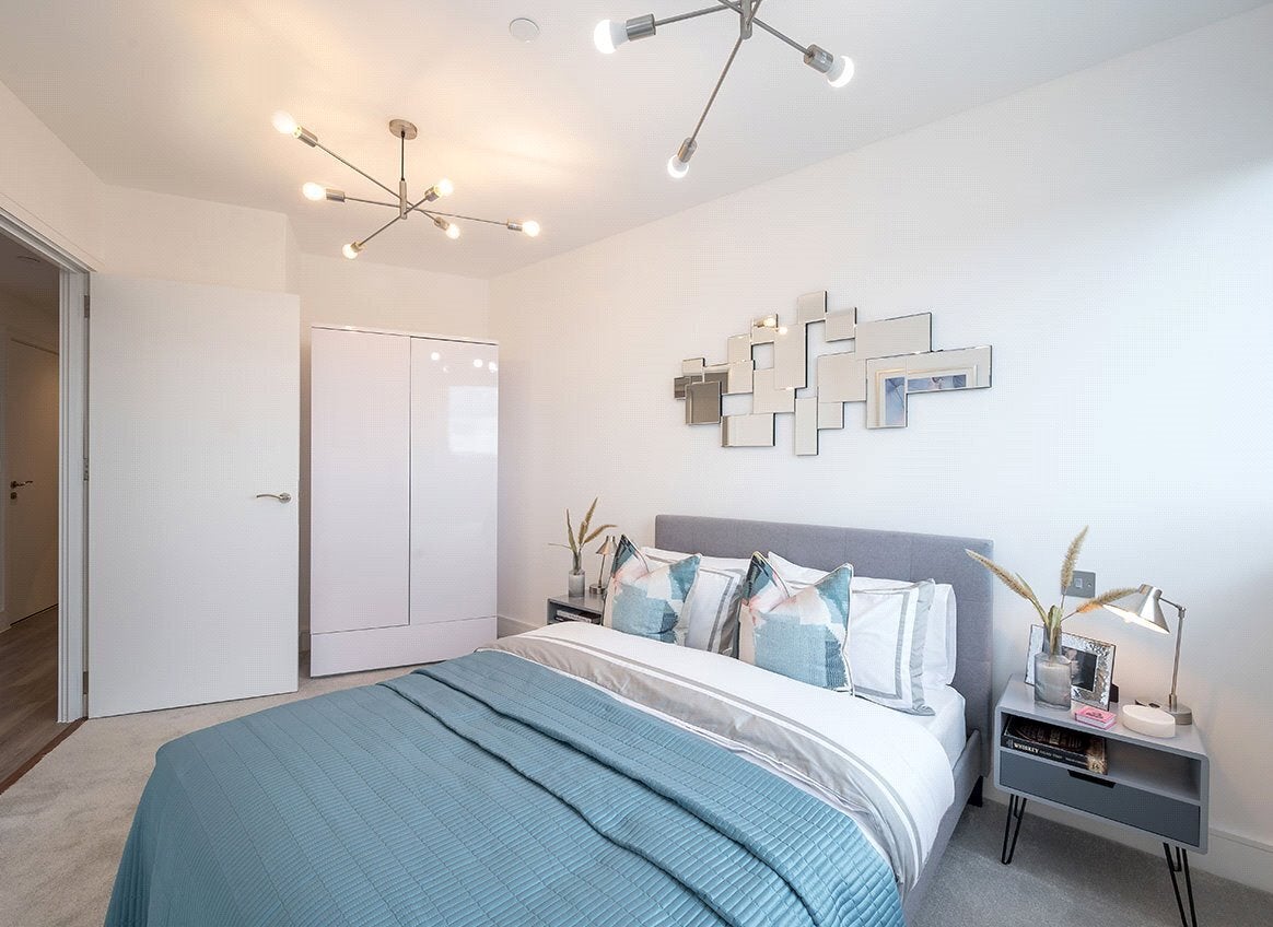 Flat Healum Avenue in Greater London
