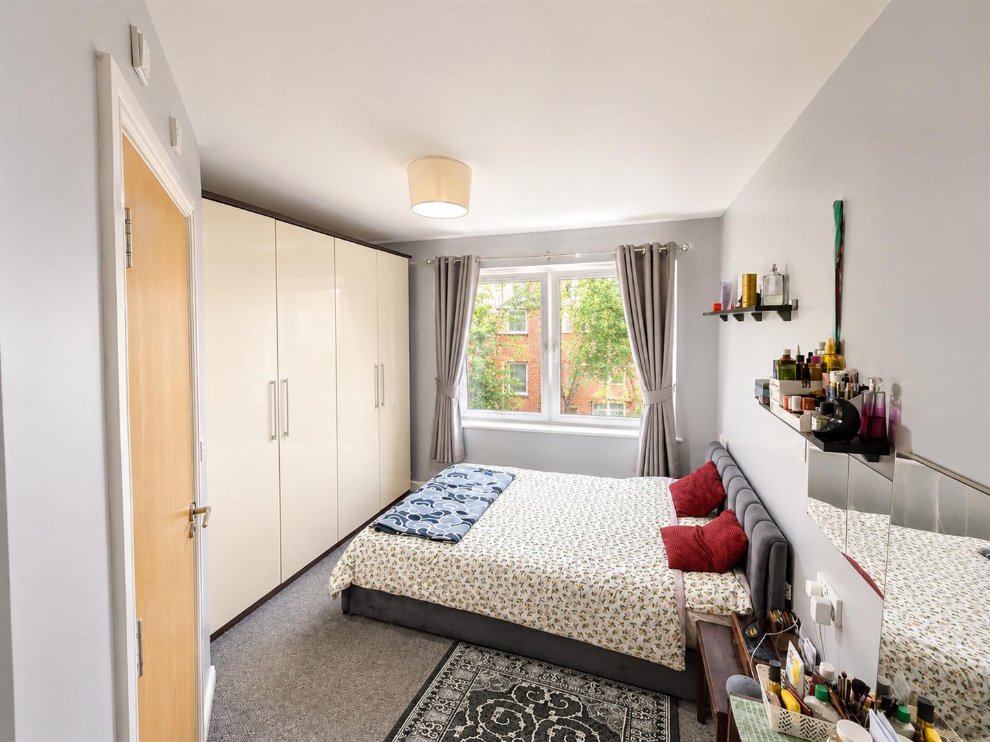 Flat Curness Street in Greater London