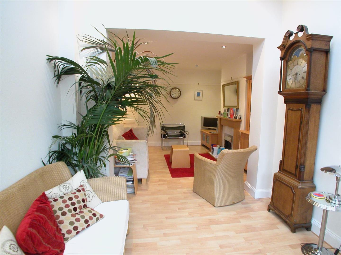 Flat Meadway Drive in Woking