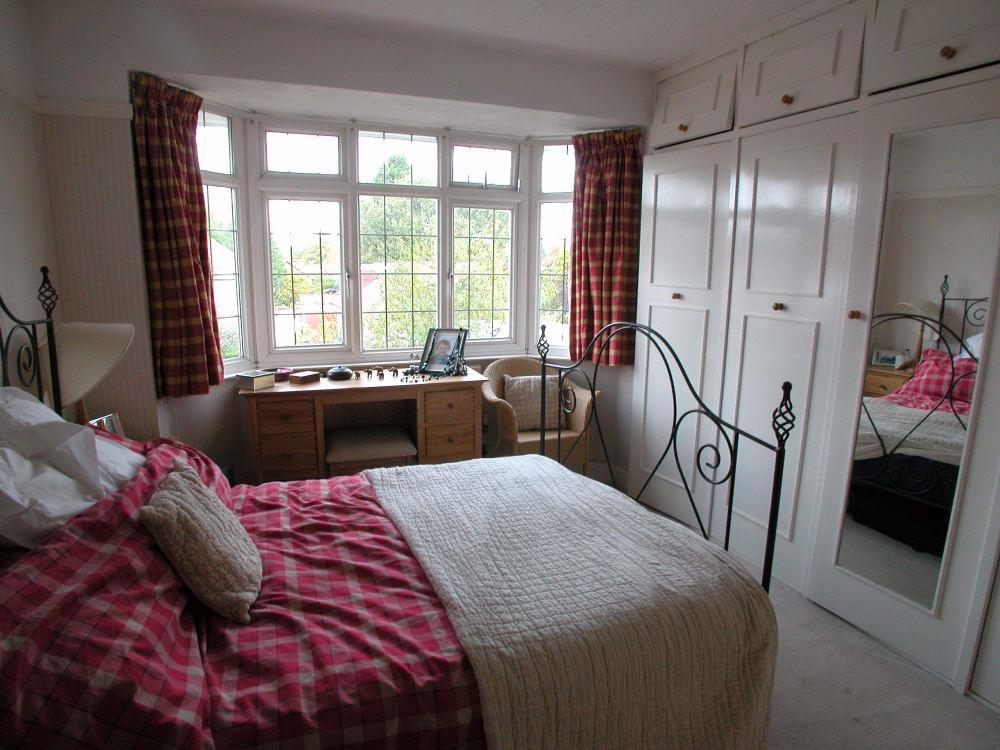Flat Meadway Drive in Woking