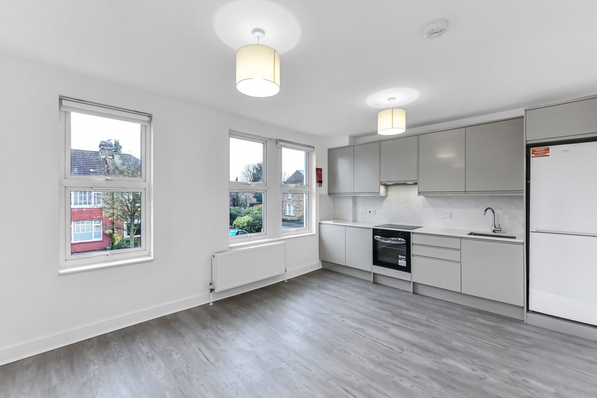 Flat First Avenue in Greater London