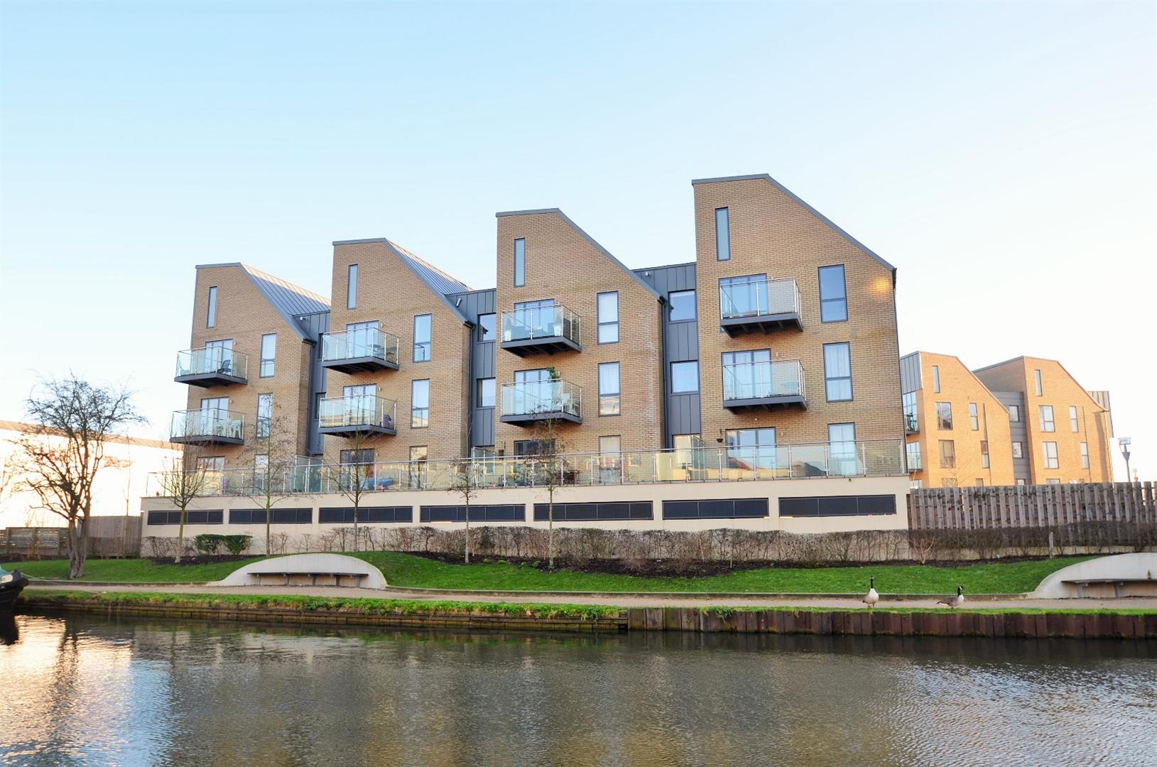 Flat Chantry Close in Greater London