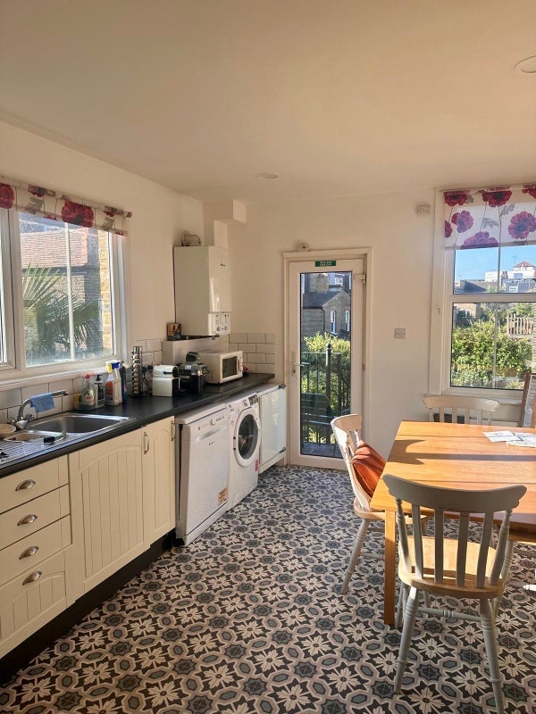 Room Eynham Road in Greater London