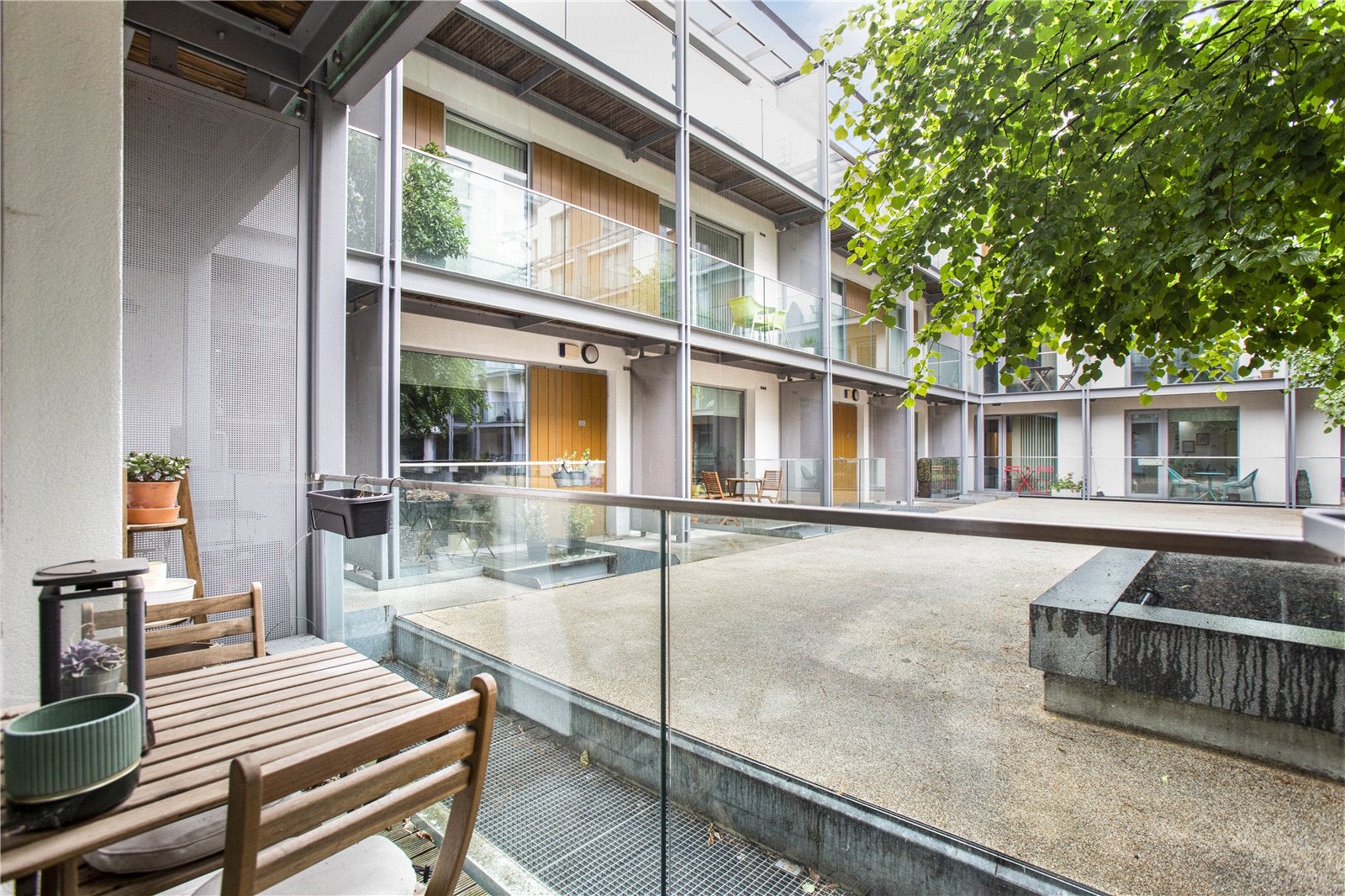 Flat Gillespie Road in Greater London