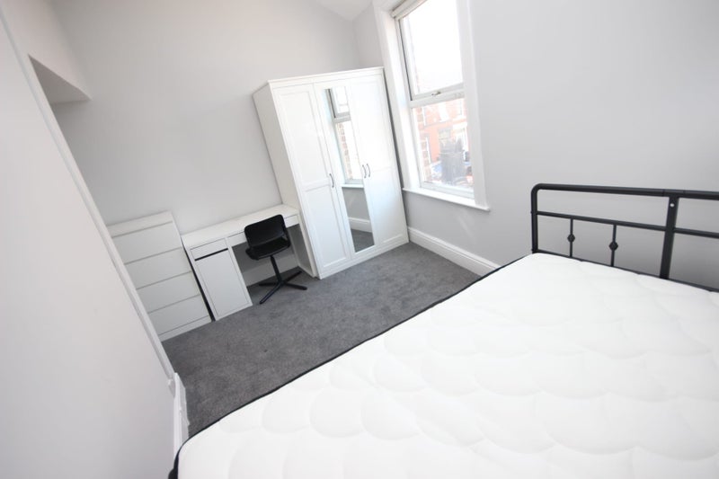 Room Ashdale Road in Liverpool