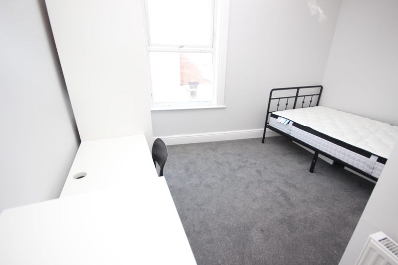 Room Ashdale Road in Liverpool