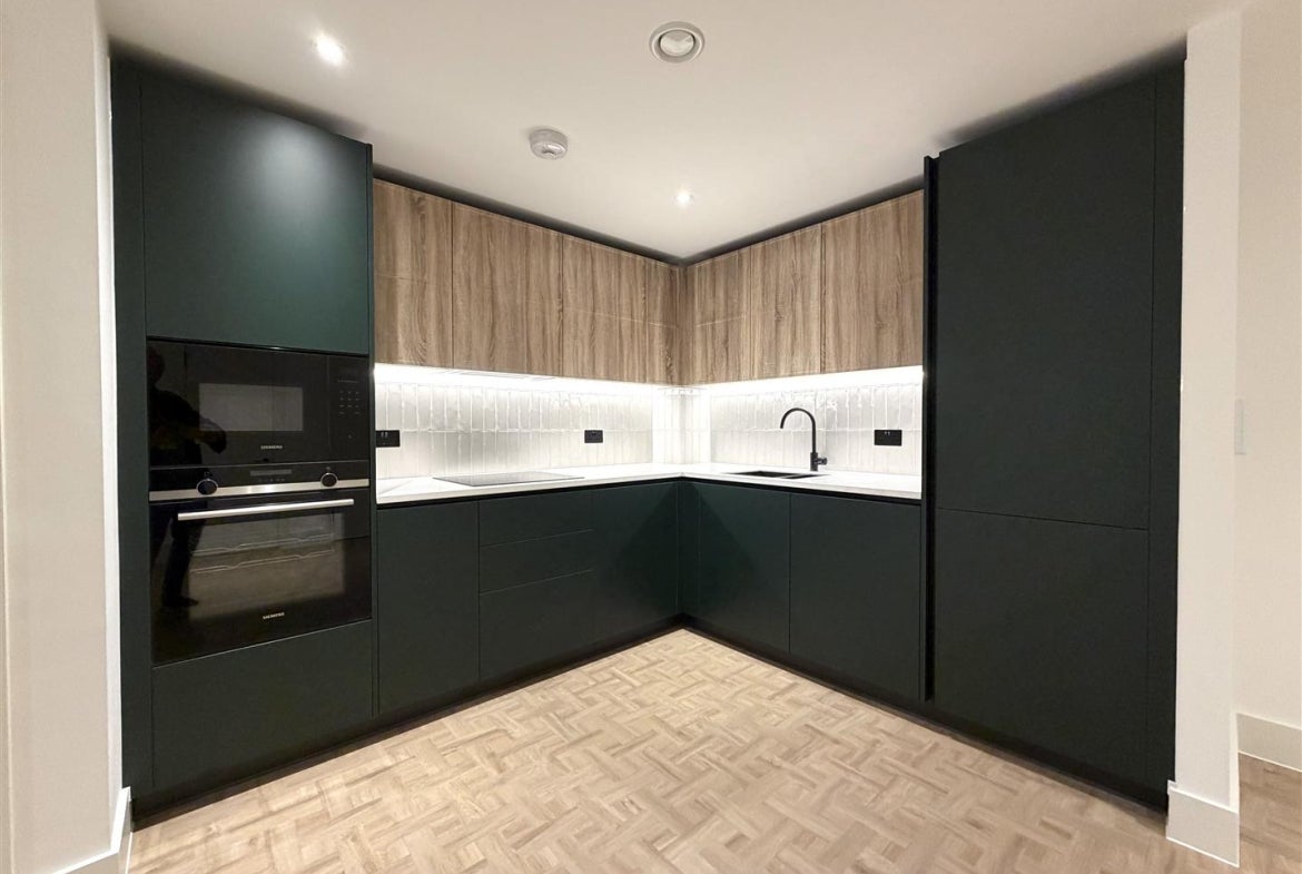 Flat Danvers Avenue in Greater London