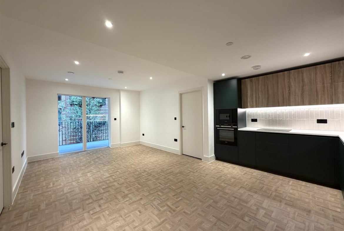 Flat Danvers Avenue in Greater London