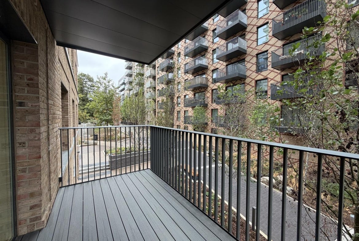 Flat Danvers Avenue in Greater London