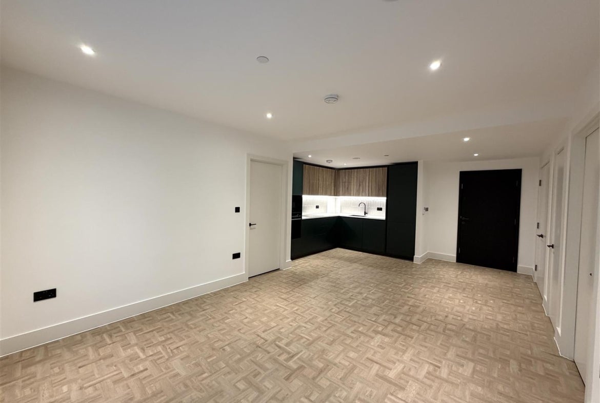 Flat Danvers Avenue in Greater London