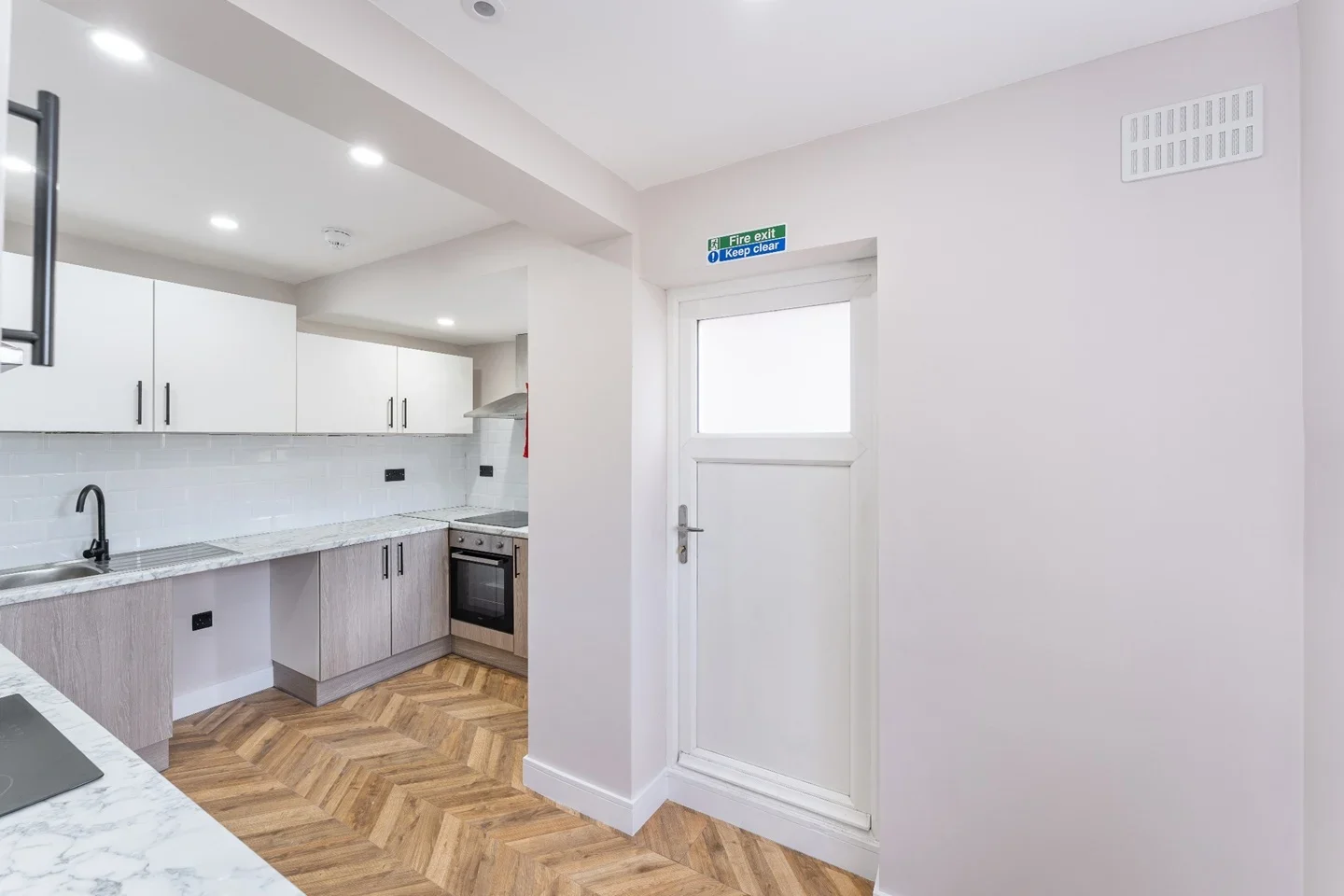 Room Hamilton Avenue in Elmbridge