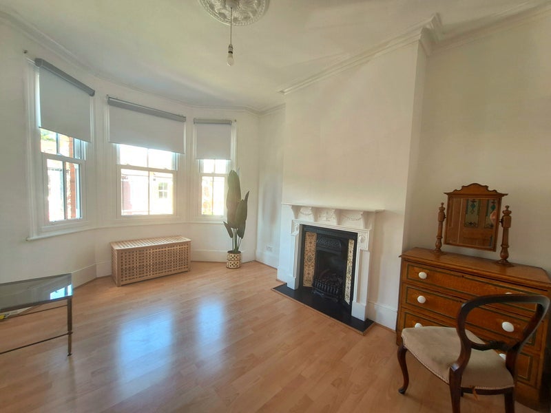 Room Lyndhurst Road in Greater London