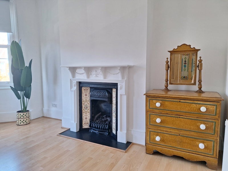 Room Lyndhurst Road in Greater London