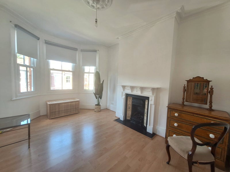 Room Lyndhurst Road in Greater London