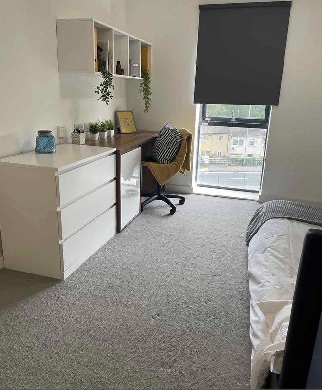 Room Servia Road in Leeds