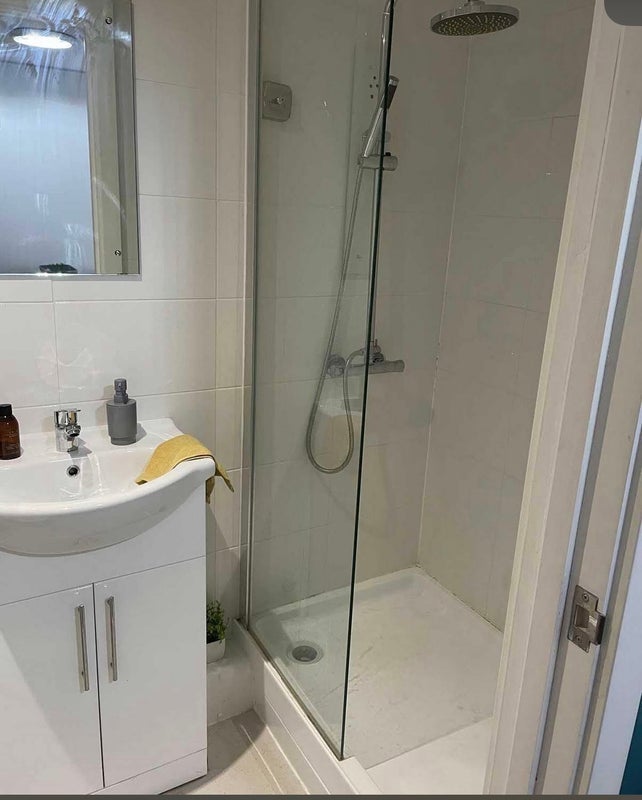 Room Servia Road in Leeds