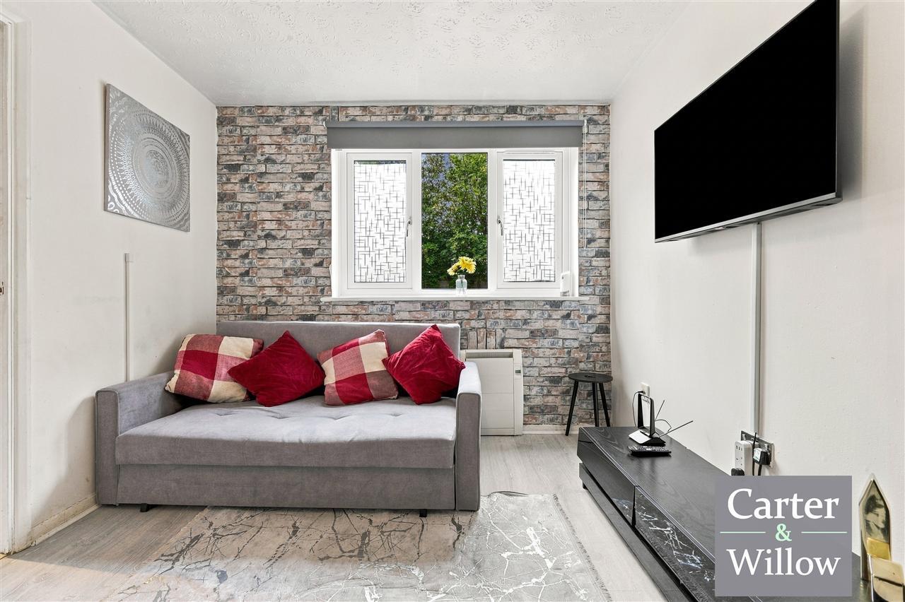 Flat Oxlow Lane in Greater London