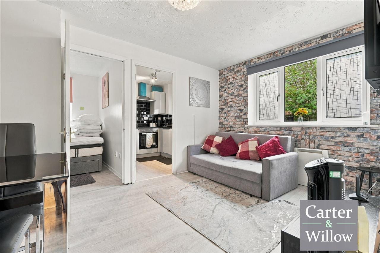 Flat Oxlow Lane in Greater London
