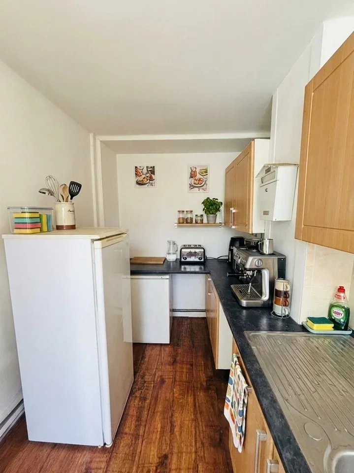 Room Guildford Road in Greater London