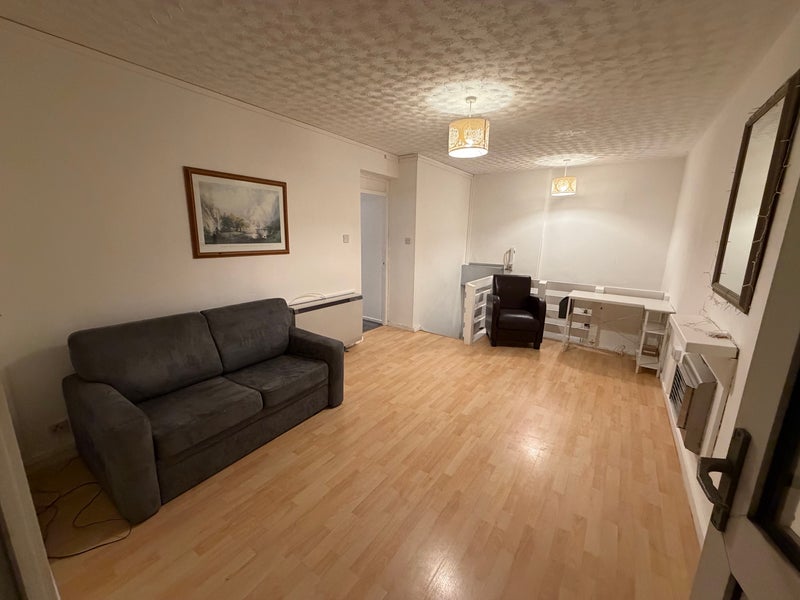 Flat Longshore in Greater London
