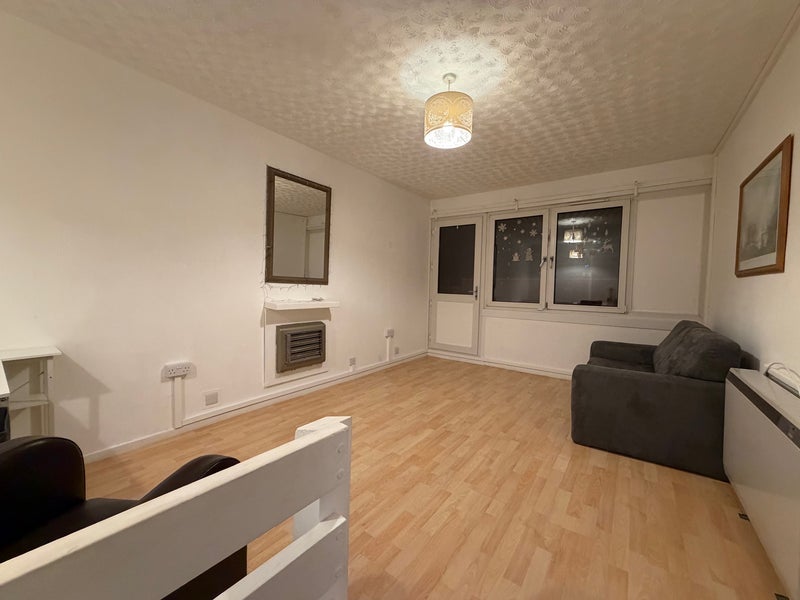 Flat Longshore in Greater London