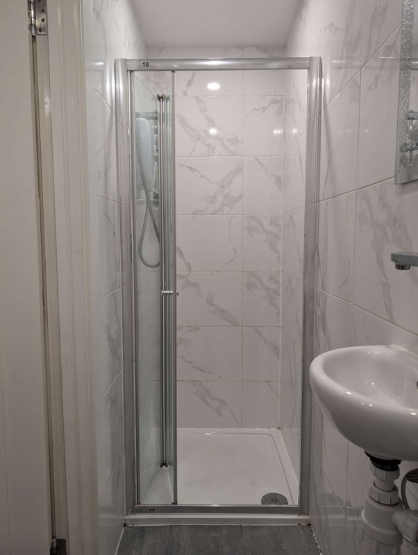 Room Ramsden Road in Greater London