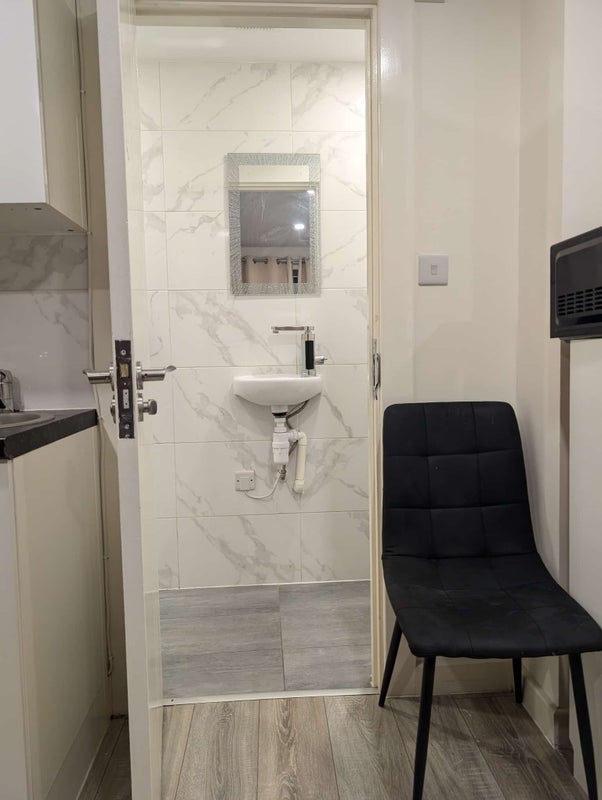Room Ramsden Road in Greater London