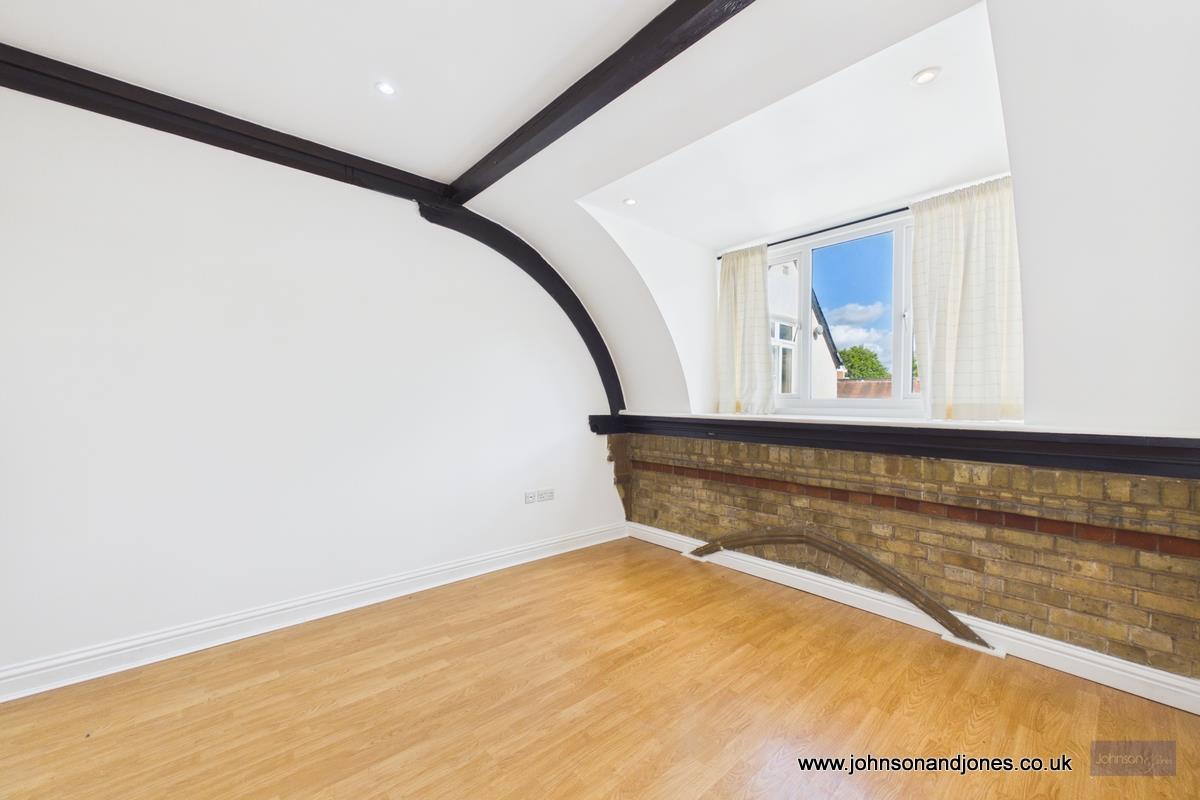 Flat Guildford Street in Borough of Runnymede