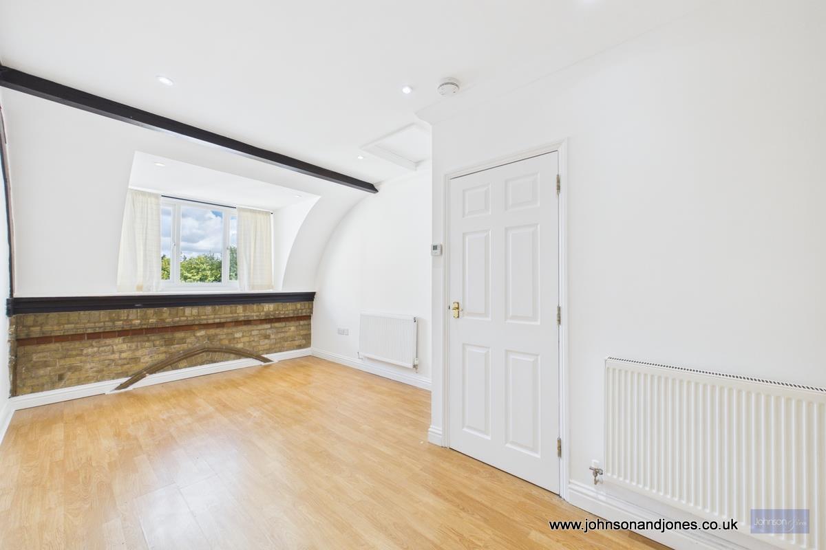 Flat Guildford Street in Borough of Runnymede
