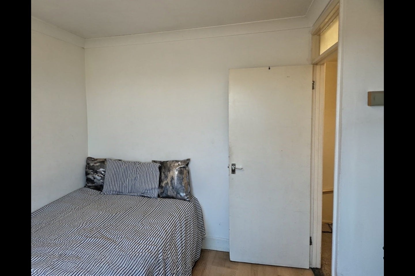 Room Bath Road in Greater London
