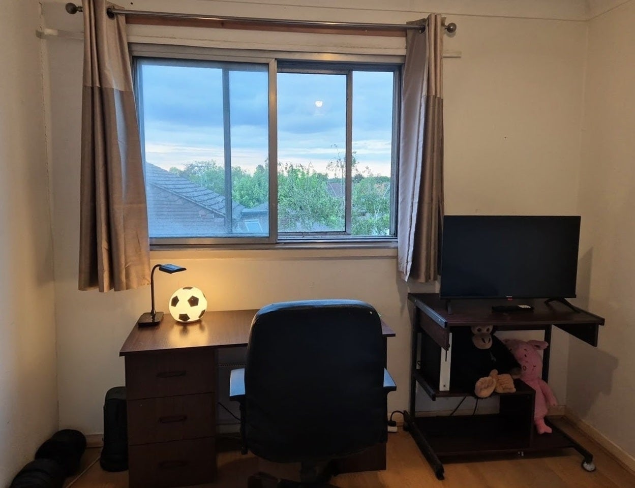 Room Bath Road in Greater London