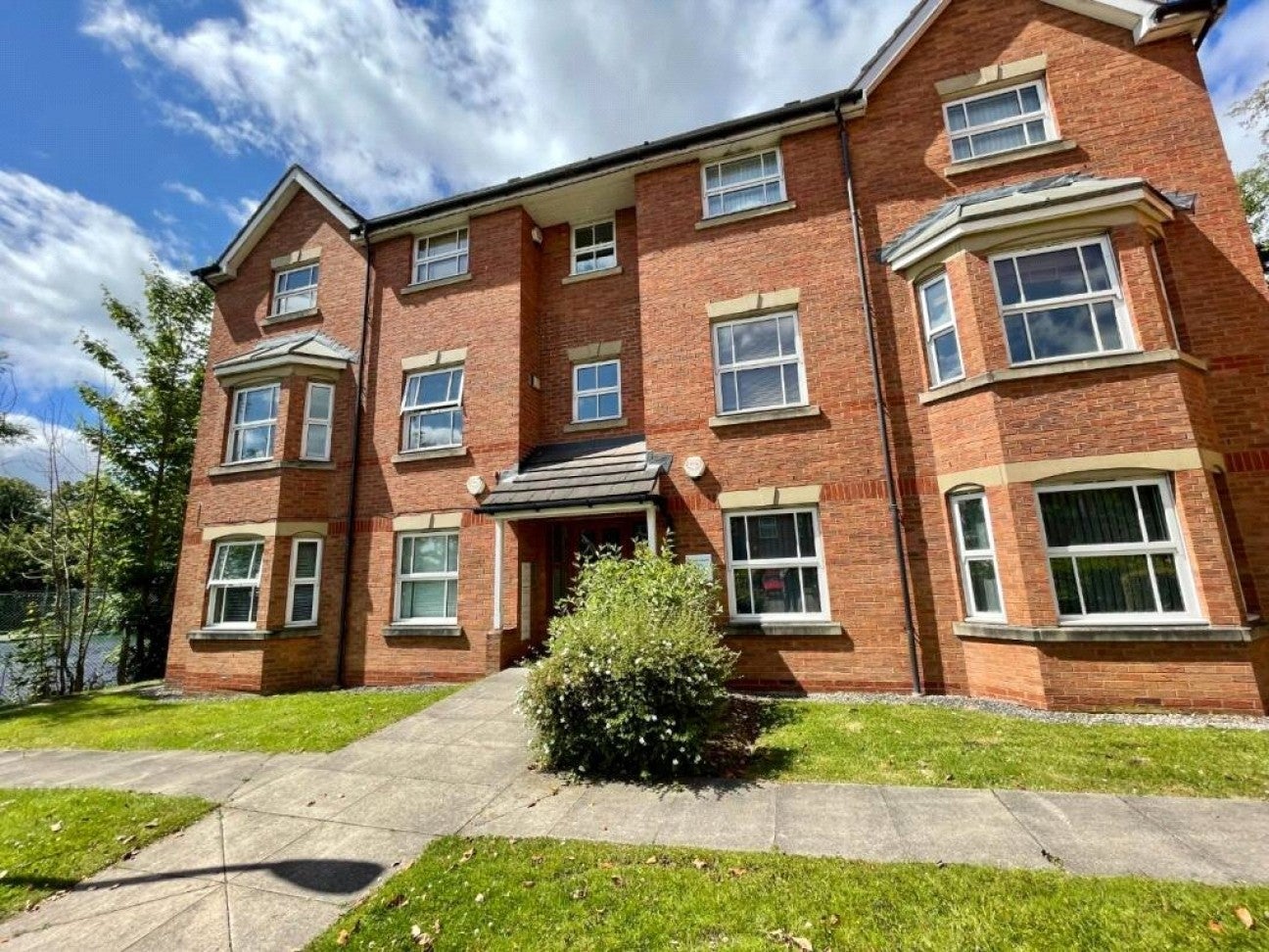 Flat Royal Court Drive in Bolton