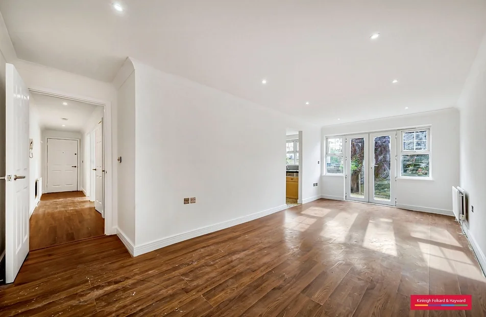 Flat Osier Crescent in Greater London