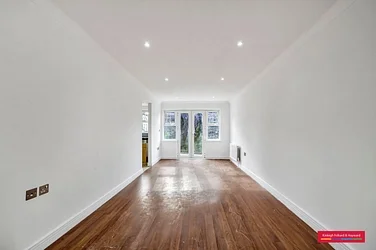 Flat Osier Crescent in Greater London