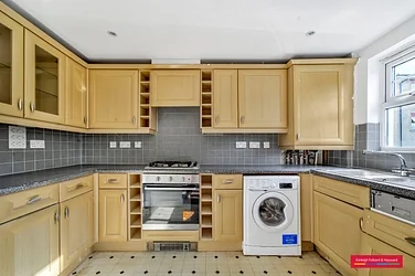 Flat Osier Crescent in Greater London