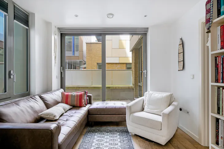 Flat Wharfdale Yard in Greater London