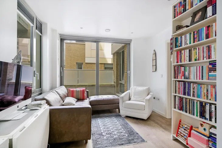 Flat Wharfdale Yard in Greater London