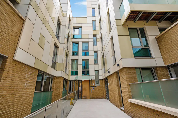 Flat Wharfdale Yard in Greater London