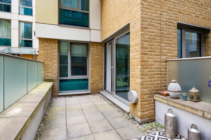 Flat Wharfdale Yard in Greater London