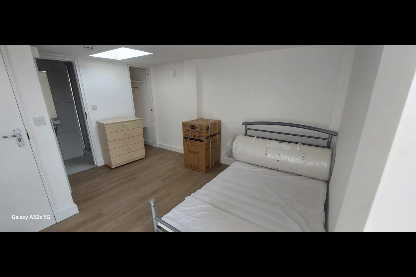 Room Garratt Road in Greater London