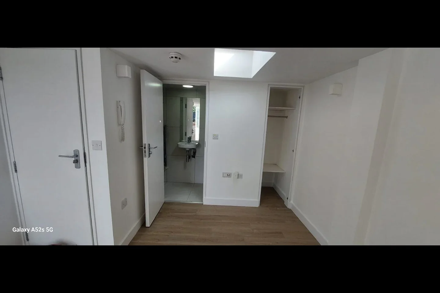 Room Garratt Road in Greater London