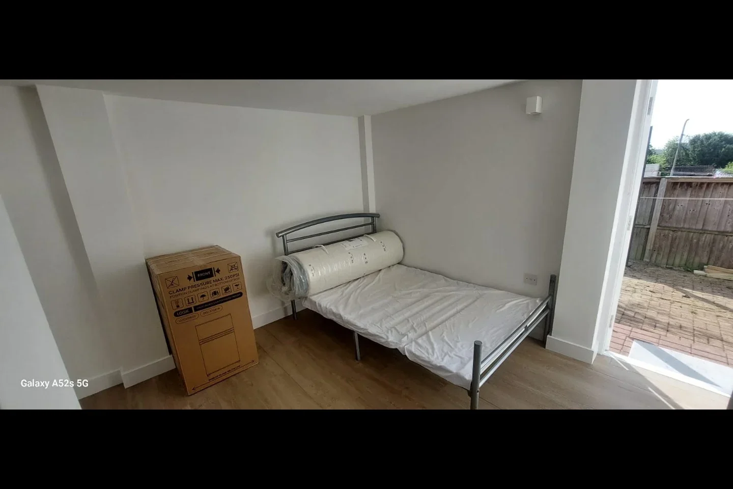 Room Garratt Road in Greater London