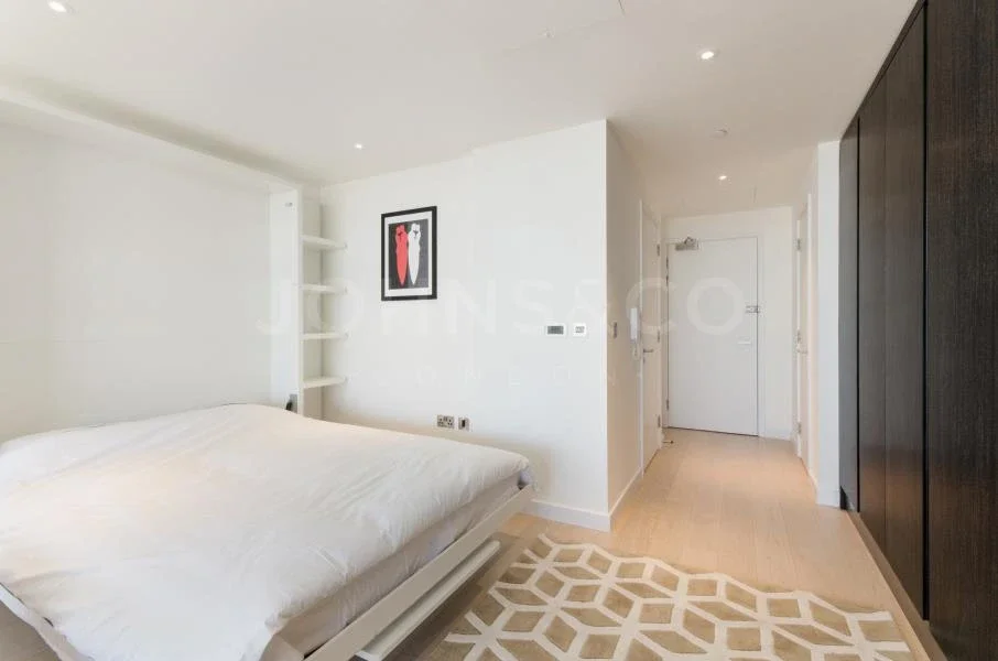 Flat Biscayne Avenue in Greater London