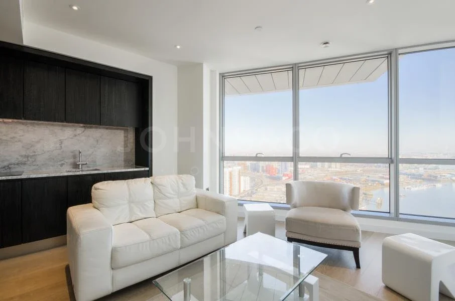 Flat Biscayne Avenue in Greater London