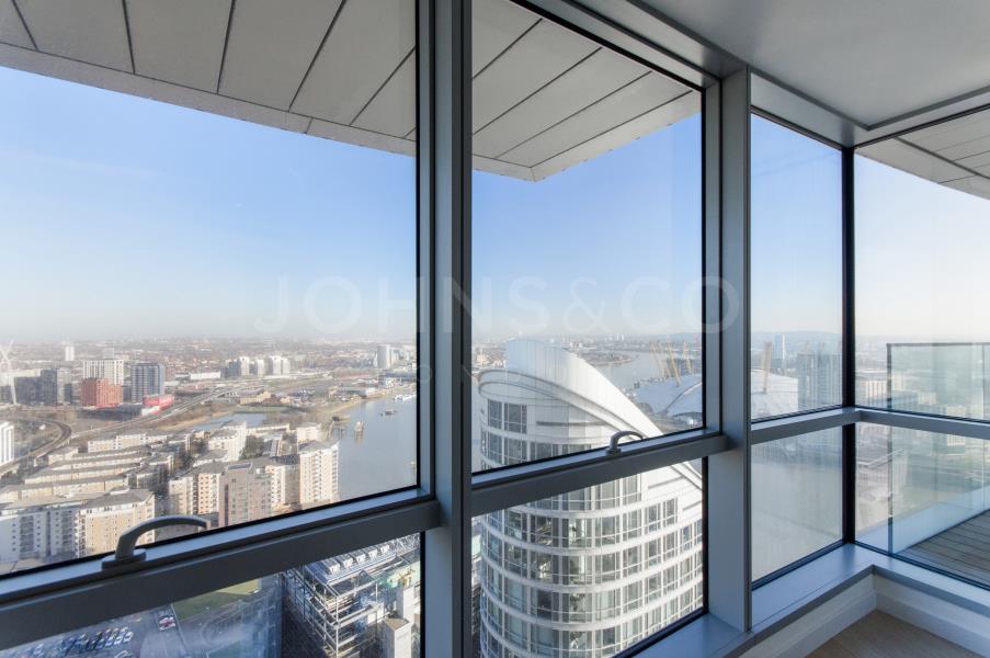 Flat Biscayne Avenue in Greater London